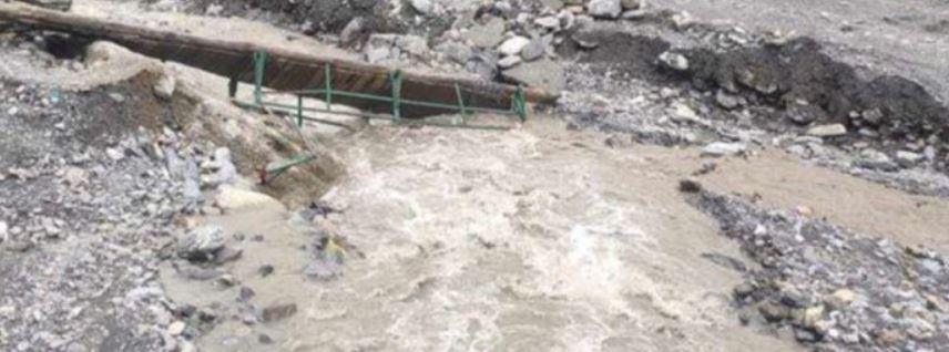 दार्चुलाको लास्कुमा पुल भत्किँयाे, आवतजावत बन्द